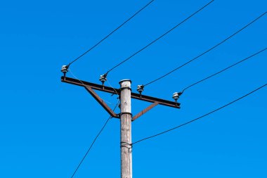 Ahşap elektrik hatları direği mavi gökyüzü