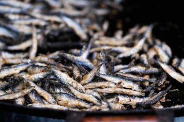 Tencerede kızartma satıcı.