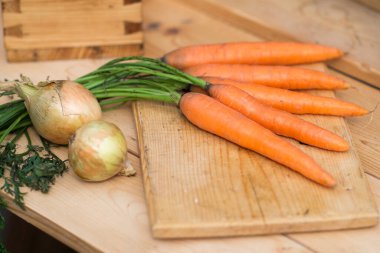 Tahtada havuç ve soğan