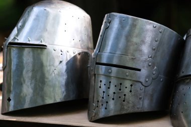 Masanın üzerinde tarihi şövalye miğferleri