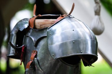 Bir şövalyenin tarihi zırhı.