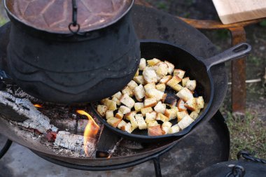 Tavada kızarmış ekmek küpleri.