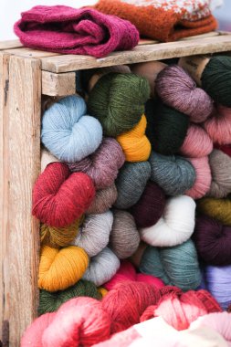 Dışarıda renkli yün topları var.