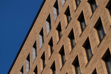 Pencere satırları ile dış bina