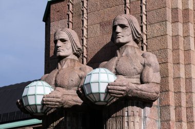 Helsinki Rainway istasyonunun heykelleri.