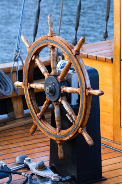 Bir yelkenlinin eski direksiyonu