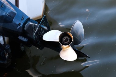 Küçük bir motorda tekne pervanesi