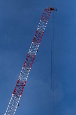 Mavi gökyüzü olan bir vincin tepesinde