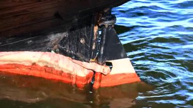 Tahta bir geminin dümeni.