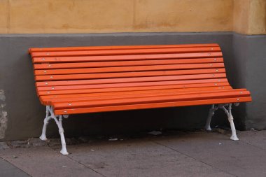 Duvarda bir kırmızı park bankı