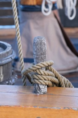 Eski bir yelkenli gemisinde halat