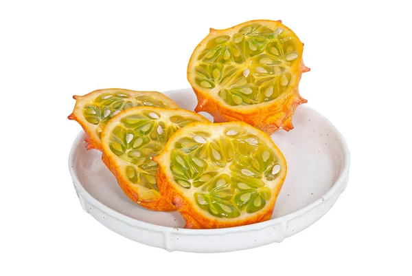 Εξωτικά Φρούτα Kiwano Κομμένα Φέτες Απομονωμένα Λευκό Πιάτο — Φωτογραφία Αρχείου