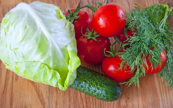 Tahtadaki salata için mevsimlik taze sebze ve sebzeler