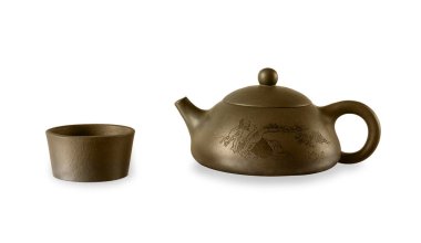 Geleneksel Çin kil çaydanlığı ve beyaz arka planda soyut bronz rengi izole edilmiş fincan