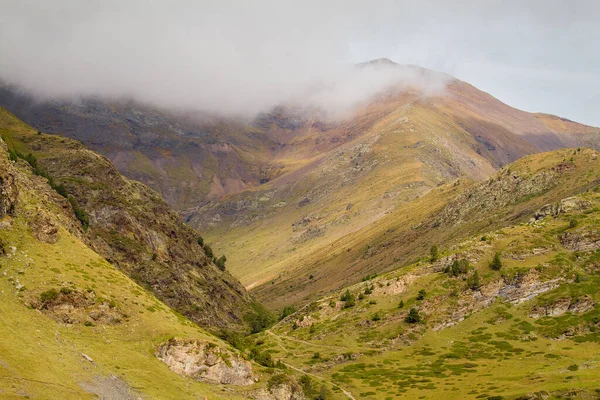 Dia Nublado Uma Montanha Pirinéus Espanhóis Perto Vale Vall Nuria — Fotografia de Stock