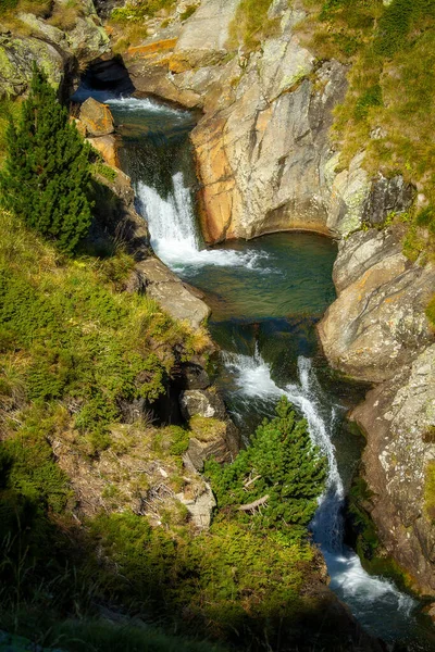 Belles Chutes Eau Ruisseau Montagne Dans Une Montagne Des Pyrénées — Photo