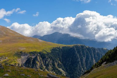 İspanyol Pireneleri dağ vadisi, Vall de Nuria vadisi yakınlarında.
