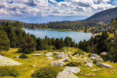 La Cerdanya 'da yaz manzarası, Pirenes Dağı Gölü, Katalonya, İspanya.