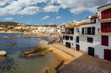 Calella de Palafrugell, geleneksel beyaz boyalı balıkçı köyü ve Kosta Brava, Katalonya, İspanya 'da popüler bir seyahat ve tatil beldesi..