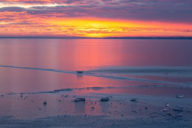 Kış günbatımı Macaristan Balaton Gölü üzerinde