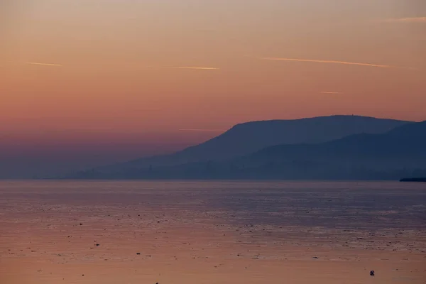 Kış Günbatımı Macaristan Balaton Gölü Üzerinde — Stok fotoğraf