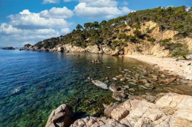 Akdeniz manzaralarının doğal güzelliği. Costa Brava, İspanya 'nın küçük Palamos kasabası yakınlarında.