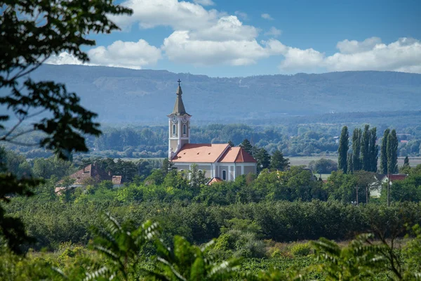 Jolie Église Dans Petit Village Hongrois Gyulakeszi — Photo
