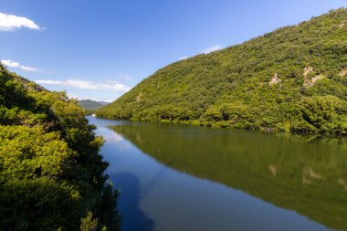 Katalonya, İspanya 'daki Pasteral köyü yakınlarındaki güzel ve sessiz Ter nehri manzarası