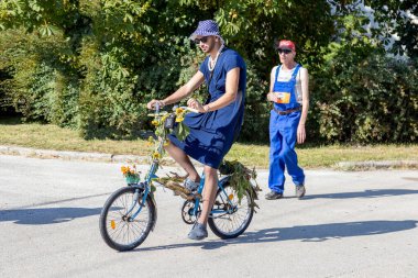 Geleneksel Macar hasat geçidi 16 Eylül 2023 'te Macaristan' ın Tapolca-Diszel köyünde.