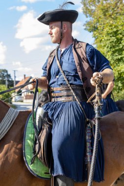 Geleneksel Macar hasat geçidi 16 Eylül 2023 'te Macaristan' ın Tapolca-Diszel köyünde. Geleneksel Tay.