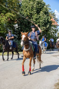 Geleneksel Macar hasat geçidi 16 Eylül 2023 'te Macaristan' ın Tapolca-Diszel köyünde. Geleneksel Tay.