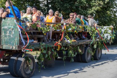 Geleneksel Macar hasat geçidi 16 Eylül 2023 'te Macaristan' ın Tapolca-Diszel köyünde. Geleneksel Macar giysileri.