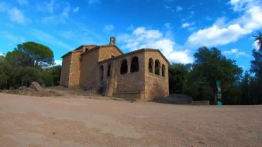 İspanya 'nın Katalonya kentindeki Santa Coloma de Farners köyünden Hermitage' ın hızlandırılmış videosu