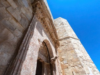Andria, Puglia, Castel del Monte. Castel del Monte, Kutsal Roma İmparatoru 2. Frederick tarafından Puglia 'nın batısındaki Murge platosunda inşa edilen 13. yüzyıldan kalma bir kaledir..