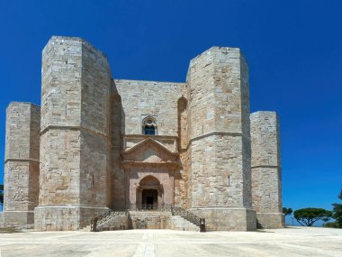 Andria, Puglia, Castel del Monte. Castel del Monte, Kutsal Roma İmparatoru 2. Frederick tarafından Puglia 'nın batısındaki Murge platosunda inşa edilen 13. yüzyıldan kalma bir kaledir..