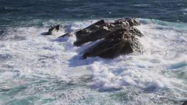 İspanya 'nın Costa Brava' sında Akdeniz 'in üzerinde güçlü bir rüzgar esiyor.