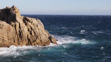 İspanya 'nın Costa Brava' sında Akdeniz 'in üzerinde güçlü bir rüzgar esiyor.