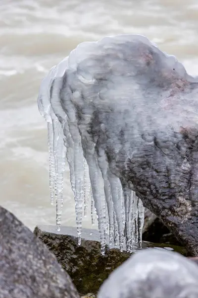 Παγοκρύσταλλοι Στην Παγωμένη Πέτρα Στη Λίμνη Μπάλατον Της Ουγγαρίας Εικόνα Αρχείου