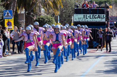 Palamos, İspanya - 11 Şubat 2024, İspanya 'da Katalonya' daki küçük bir kasabadaki geleneksel karnaval geçidi .