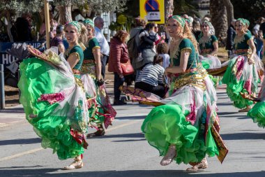 Palamos, İspanya - 11 Şubat 2024, İspanya 'da Katalonya' daki küçük bir kasabadaki geleneksel karnaval geçidi .