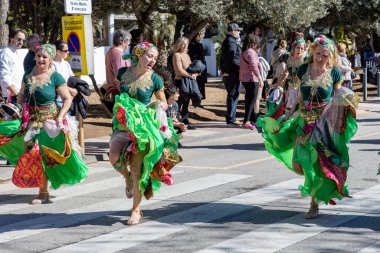 Palamos, İspanya - 11 Şubat 2024, İspanya 'da Katalonya' daki küçük bir kasabadaki geleneksel karnaval geçidi .