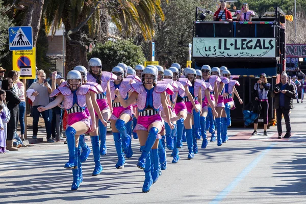 Palamos, İspanya - 11 Şubat 2024, İspanya 'da Katalonya' daki küçük bir kasabadaki geleneksel karnaval geçidi .