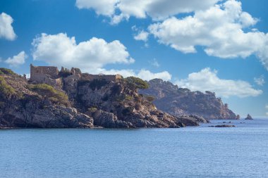 Costa Brava 'daki La Fosca köyünden güzel bir İspanyol kalesinden manzara resmi.