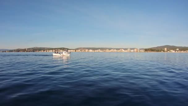 费舍尔船驶入西班牙科斯塔布拉瓦的帕拉莫斯港 — 图库视频影像