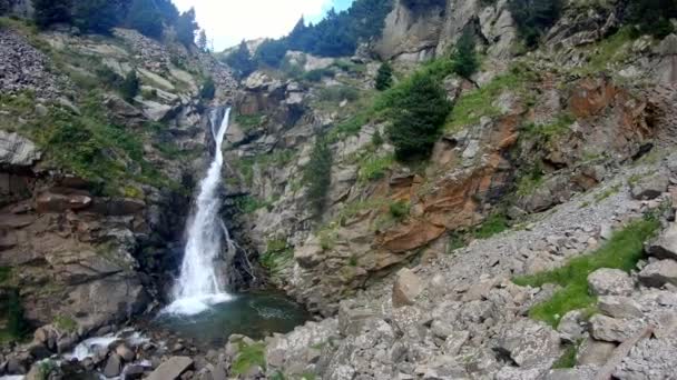 Piękny Wodospad Hiszpańskiej Pirenejach Katalonii Dolina Nuria Vall Nuria — Wideo stockowe