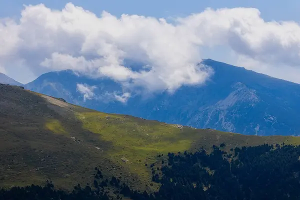 Gyönyörű Hegycsúcsok Spanyolországban Pireneusok Nuria Völgy Vall Nuria Stock Kép