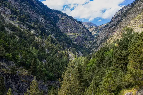 스페인 Pyrenees Valley Nuria Vall Nuria의 아름다운 산봉우리 스톡 이미지