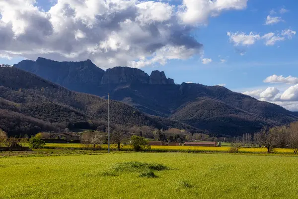 古代の村 Hostales スペインのカタロニアの Bas 近く美しいスペインの風景 ストックフォト