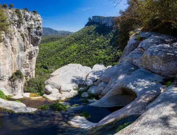 Wunderschöne Spanische Berglandschaft Der Nähe Des Kleinen Dorfes Rupit Katalonien lizenzfreie Stockbilder