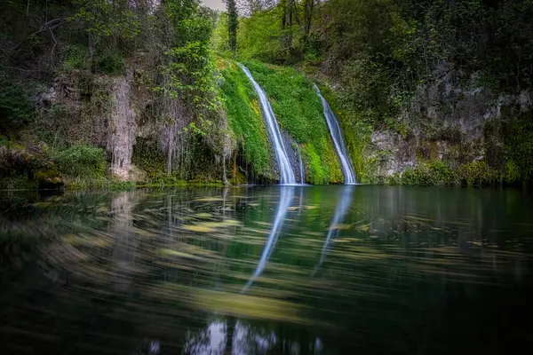 Schöner Wasserfall Spanien Katalonien Der Nähe Des Kleinen Dorfes Les Stockfoto